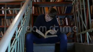 十几岁的男孩在图书馆里阅读一本书，背景是书架上有很多书。
